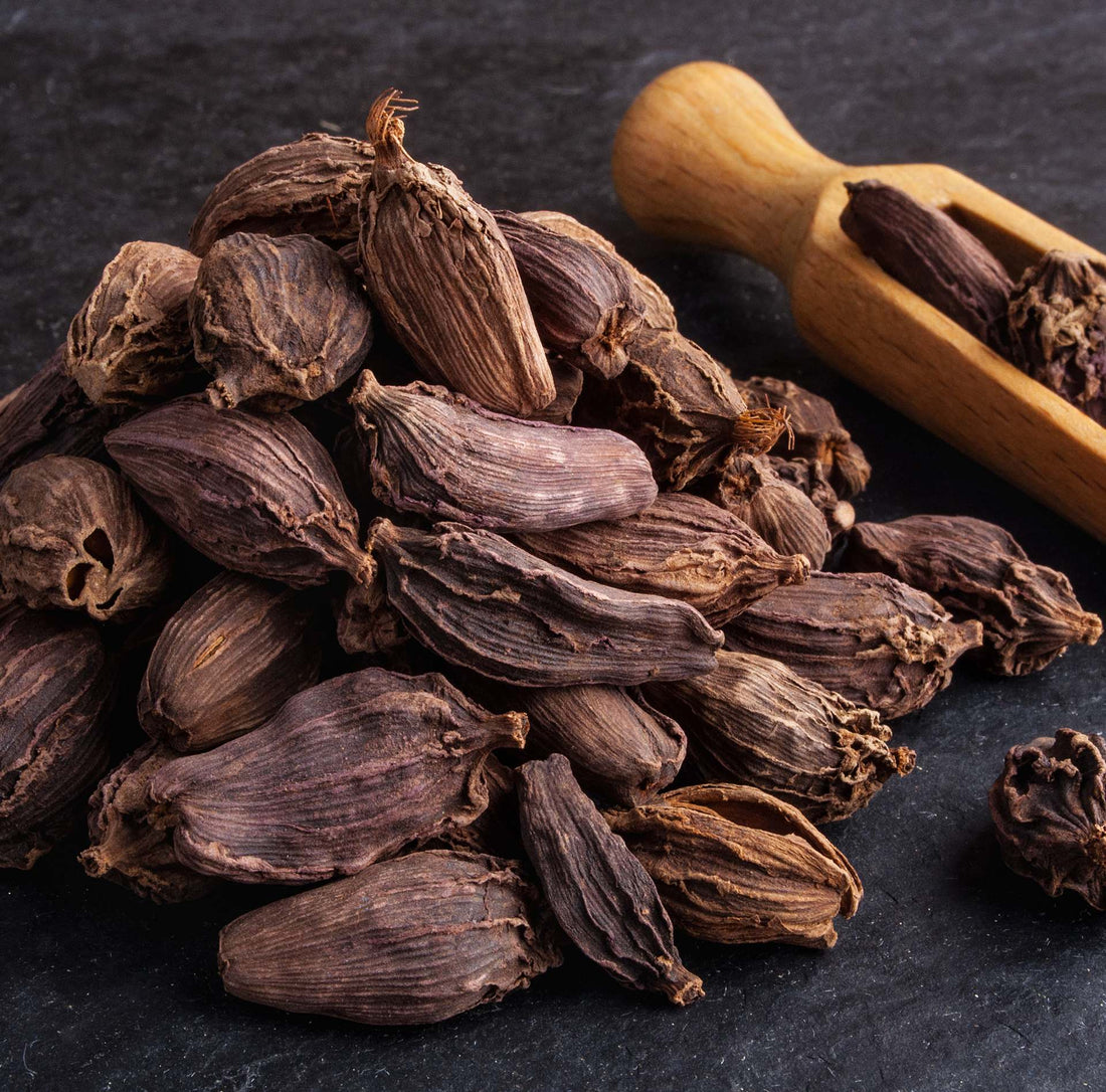 Czarny Kardamon – Król Wędzonego Aromatu, który Odmieni Twoją Kuchnię